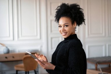 Öğrenci çevrimiçi eğitimi. Serbest çalışan bir blogcu sosyal ağda hesap tutar. Ofisteki girişimci işyeri internette sörf yapıyor. Tasarımcı telefonda çalışıyor..