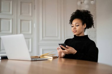 Bir serbest çalışan, evde uzaktan çalışır. İnternet sitesinde öğrenci eğitimi. Bir kadın müşterilerin e-postalarına cevap verir. Tasarımcı işyeri internette sörf yapıyor.