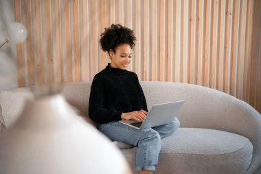 Blogcu internette sörf yapıyor. Müşterinin e-postasına bir mesaj yazdırır. Bir serbest yazar, abonelerle sosyal ağda iletişim kurar. Online başvuru eğitimi tasarımcısı. Dizüstü bilgisayar telefonu kullanıyor..