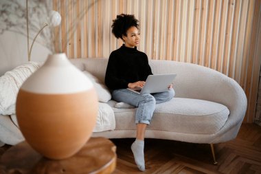 Bir serbest yazar, abonelerle sosyal ağda iletişim kurar. Tasarımcı internet sitesi eğitimi. Dizüstü bilgisayar telefonu kullanıyor. Blogcu internette sörf yapıyor. Müşterinin e- postasına bir ileti yazdırır.