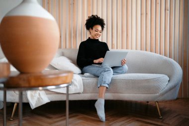 Tasarımcı web sitesindeki bir dizüstü bilgisayarda çalışıyor. Öğrenci çevrimiçi eğitimi. Serbest çalışan bir blogcu sosyal ağda hesap tutar. Ofiste internette sörf yapan bir kadın işyeri.