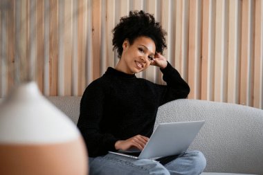Öğrenci çevrimiçi eğitimi. Serbest çalışan bir blogcu sosyal ağda hesap tutar. Ofiste internette sörf yapan bir kadın işyeri. Tasarımcı web sitesindeki bir dizüstü bilgisayarda çalışıyor..