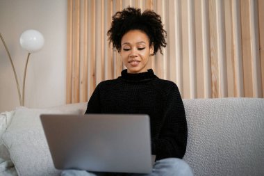 Müşterinin e-postasına bir mesaj yazdırır. Bir serbest yazar, abonelerle sosyal ağda iletişim kurar. Online başvuru eğitimi tasarımcısı. Dizüstü bilgisayar telefonu kullanıyor. Blogcu internette sörf yapıyor.