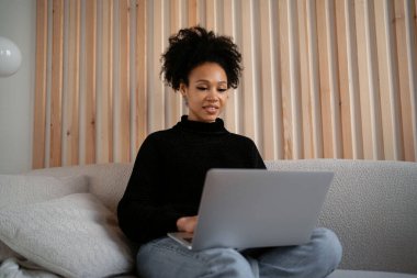 Serbest çalışan bir blogcu sosyal ağda hesap tutar. Ofiste internette sörf yapan bir kadın işyeri. Tasarımcı web sitesindeki bir dizüstü bilgisayarda çalışıyor. Öğrenci çevrimiçi eğitimi.