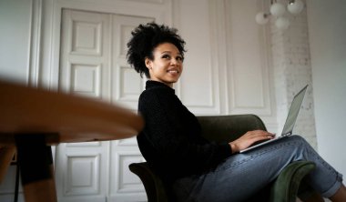 Güzel bir kadın müşterilerin e-postalarına cevap verir. Tarz sahibi bir serbest yazar evde uzaktan çalışıyor. İnternet sitesinde akıllı bir öğrenci öğreniyor. Tasarımcı internette sörf yapmak için kendine güvenen bir işyeridir..