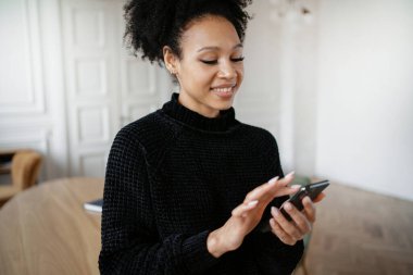 Bir serbest yazar, abonelerle sosyal ağda iletişim kurar. Blogcu internette sörf yapıyor. Öğrenci online eğitim başvurusu. Kadın telefonu kullanıyor. Bir iletiyi postaya yazdırır.