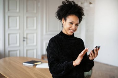 Online başvuru eğitimi tasarımcısı. Elindeki telefonu kullanıyordu. Blogcu internette sörf yapıyor. Postaya bir mesaj gönderir. Bir serbest yazar, abonelerle sosyal ağda iletişim kurar.