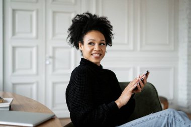 İnternet sitesinde akıllı bir öğrenci öğreniyor. Bir kadın müşterilerin e-postalarına cevap verir. Tasarımcı internette sörf yapmak için kendine güvenen bir işyeridir. Tarz sahibi bir serbest yazar evde uzaktan çalışıyor..
