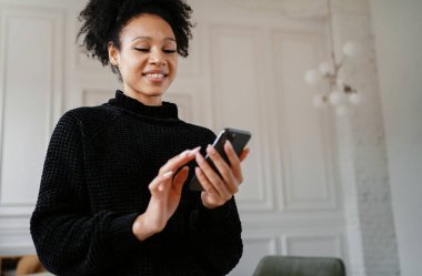 Tasarımcı telefonda çalışıyor. Öğrenci çevrimiçi eğitimi. Serbest çalışan bir blogcu sosyal ağda hesap tutar. Ofisteki başlangıç işyeri internette sörf yapıyor.