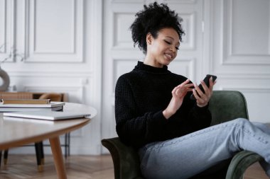 Serbest çalışan bir blogcu sosyal ağda hesap tutar. Girişimci işyeri ofiste İnternet 'te sörf yapıyor. Tasarımcı telefonda çalışıyor. Öğrenci çevrimiçi eğitimi.
