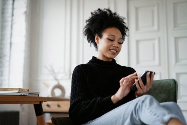 Tasarımcı telefonda çalışıyor. Öğrenci çevrimiçi eğitimi. Serbest çalışan bir blogcu sosyal ağda hesap tutar. Girişimci işyeri ofiste İnternet 'te sörf yapar.