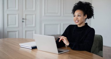 Uygulamayı bir kadın blogcu oynuyor. Üniversite web sitesinde öğrenci eğitimi. İşyerindeki serbest çalışan uzaktan kumandalı aktivite. Tasarımcı internette çalışıyor..
