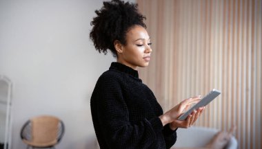 Öğrenci online eğitim başvurusu. Kadın telefonu kullanıyor. Postaya bir mesaj gönderir. Bir serbest yazar, abonelerle sosyal ağda iletişim kurar. Blogcu internette sörf yapıyor.