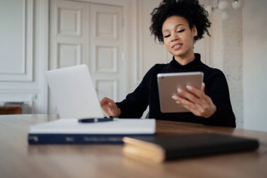 İşyerindeki serbest çalışan uzaktan kumandalı aktivite. Tasarımcı internette çalışıyor. Uygulamayı bir kadın blogcu oynuyor. Üniversite web sitesinde öğrenci eğitimi.