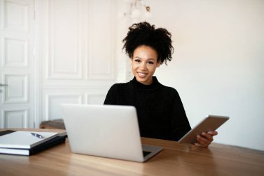 Online başvuru eğitimi tasarımcısı. Dizüstü bilgisayar telefonu kullanıyor. Blogcu internette sörf yapıyor. Müşterinin e-postasına bir mesaj yazdırır. Bir serbest yazar, abonelerle sosyal ağda iletişim kurar.