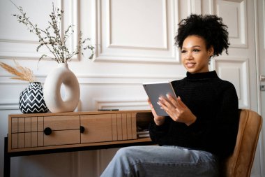 İnternet sitesinde öğrenci eğitimi. Bir kadın müşterilerin e-postalarına cevap verir. Tasarımcı internette sörf yapmak için kendine güvenen bir işyeridir. Tarz sahibi bir serbest yazar evde uzaktan çalışıyor..