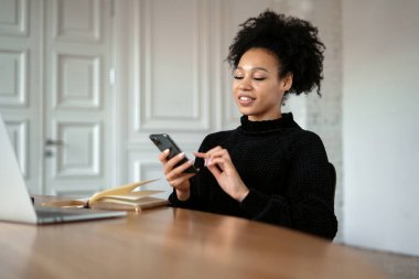 Blogcu internette sörf yapıyor. Postaya bir mesaj gönderir. Bir serbest yazar, abonelerle sosyal ağda iletişim kurar. Öğrenci online eğitim başvurusu. Kadın telefonu kullanıyor..