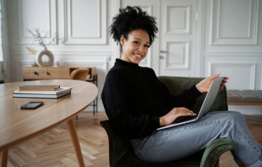Tasarımcı bir bilgisayarda çalışıyor. Öğrenci çevrimiçi eğitimi. Ofisteki girişimci işyeri internette sörf yapıyor. Serbest çalışan bir blogcu sosyal ağda hesap tutar.
