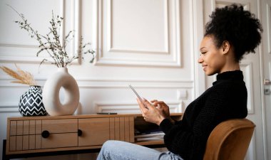 Tarz sahibi bir serbest yazar evde uzaktan çalışıyor. İnternet sitesinde öğrenci eğitimi. Bir kadın müşterilerin e-postalarına cevap verir. Tasarımcı internette sörf yapmak için kendine güvenen bir işyeridir..