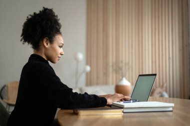 Tasarımcı web sitesinde bir tablet üzerinde çalışıyor. Öğrenci çevrimiçi eğitimi. Ofiste internette sörf yapan bir kadın işyeri. Serbest çalışan bir blogcu sosyal ağda hesap tutar.