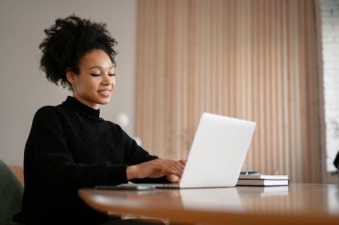 Tasarımcı internet sitesi eğitimi. Dizüstü bilgisayar telefonu kullanıyor. Blogcu internette sörf yapıyor. Müşterinin e-postasına bir mesaj yazdırır. Bir serbest yazar, abonelerle sosyal ağda iletişim kurar.