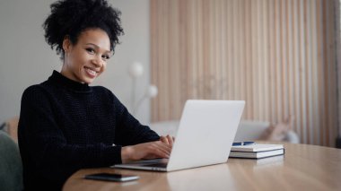 Tasarımcı internette çalışıyor. Üniversite web sitesinde öğrenci eğitimi. İşyeri uzaktan kumandası. Uygulamayı bir kadın blogcu oynuyor.