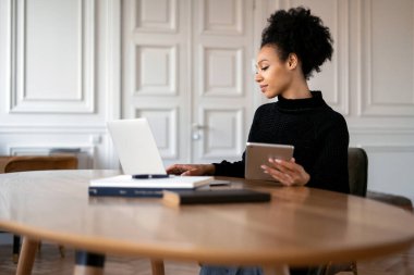 Bir kadın müşterilerin e-postalarına cevap verir. Tasarımcı internette sörf yapmak için kendine güvenen bir işyeridir. Tarz sahibi bir serbest yazar evde uzaktan çalışıyor. İnternet sitesinde öğrenci eğitimi.