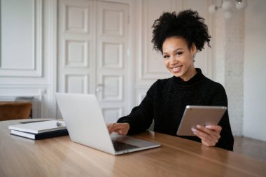 Ofiste internette sörf yapan bir kadın işyeri. Serbest çalışan bir blogcu sosyal ağda hesap tutar. Tasarımcı web sitesinde bir tablet üzerinde çalışıyor. Öğrenci çevrimiçi eğitimi.