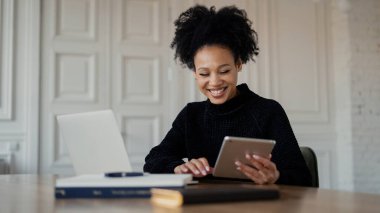 Tasarımcı internette çalışıyor. Uygulamayı bir kadın blogcu oynuyor. Üniversite web sitesinde öğrenci eğitimi. İşyeri uzak işlevi.