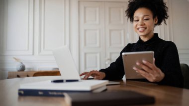 İşyeri uzaktan kumandası. Uygulamayı bir kadın blogcu oynuyor. Tasarımcı internette çalışıyor. Üniversite web sitesinde öğrenci eğitimi.