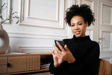 Elindeki telefonu kullanıyordu. Blogcu internette sörf yapıyor. Postaya bir mesaj gönderir. Bir serbest yazar, abonelerle sosyal ağda iletişim kurar. Öğrenci çevrimiçi eğitim başvurusu.