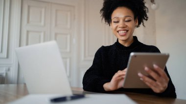 Üniversite web sitesinde öğrenci eğitimi. İşyeri uzaktan kumandası. Uygulamayı bir kadın blogcu oynuyor. Tasarımcı internette çalışıyor..