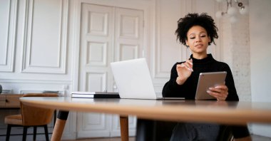 Tasarımcı internette sörf yapmak için kendine güvenen bir işyeridir. Tarz sahibi bir serbest yazar evde uzaktan çalışıyor. İnternet sitesinde öğrenci eğitimi. Bir kadın müşterilerin e-postalarına cevap verir.