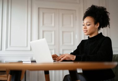 Dizüstü bilgisayar telefonu kullanıyor. Blogcu internette sörf yapıyor. Müşterinin e-postasına bir mesaj yazdırır. Bir serbest yazar, abonelerle sosyal ağda iletişim kurar. Tasarımcı İnternet sitesi eğitimi.