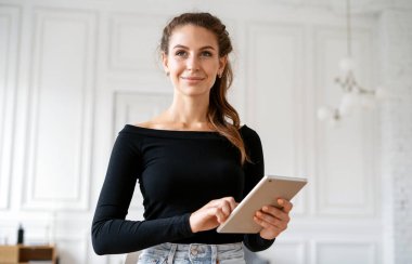 Birlikte çalışma bürosu. Ev işyerinde serbest çalışan bir kadının portresi. Tasarımcı internette bir aletle sörf yapıyor. Finansör müşterilerin e-postalarına cevap verir.