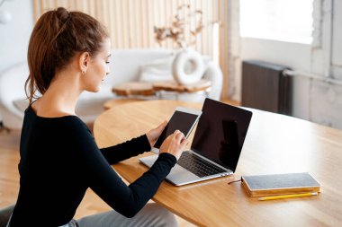 Akıllı bir girişimci bir müşteriye e-posta ile karşılık verir. Bir kız öğrenci üniversite sınıfında çevrimiçi çalışıyor. Serbest çalışan biri sosyal ağda bir aygıt üzerinde blog tutar..