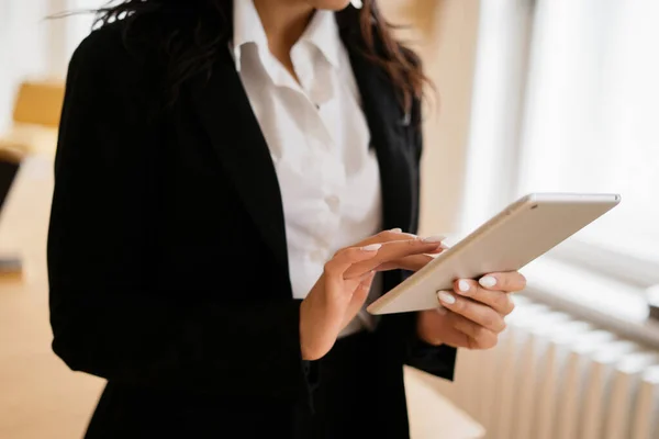 Finansör bakiyeyi internetten kontrol ediyor. Bayan bir gazeteci müşterilere postayla bir mesaj basar. Öğrenci bir tablette internette sörf yapıyor. Müdür ofiste çalışıyor..