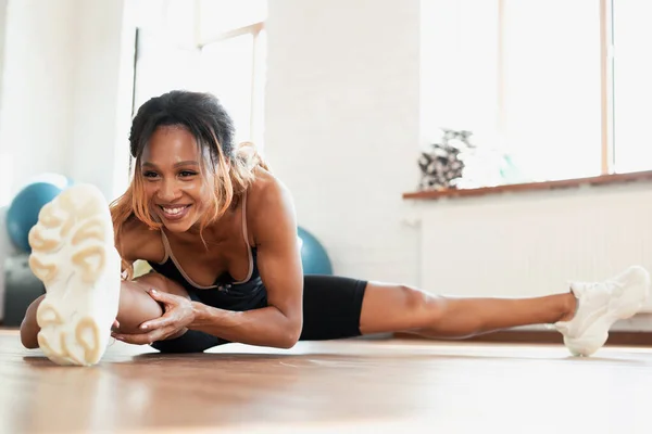 Sportig Kvinna Idrottar Träningsstudio Stretching Hela Kroppen Innan Övningar Cardio — Stockfoto