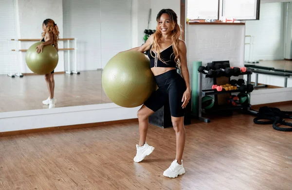 すべての筋肉グループのための訓練 スポーツの女性はボールで体を伸ばす練習をします 健康的なライフスタイルとフィットネス スポーツクラブ現代便利な家賃 — ストック写真