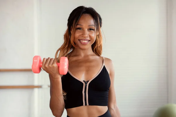 Ejercicios Activos Sistema Cardiovascular Con Mancuernas Una Entrenadora Deportiva Entrena —  Fotos de Stock