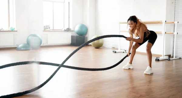 一个运动和健康的生活方式 一个强壮的美式女子在体育馆里训练 健身室 用于配备不同训练设备的体操练习 — 图库照片