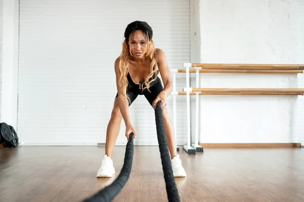 有氧运动系统的积极锻炼 一名健美的女教练在一间明亮的健身室里训练一名女教练 健康的生活方式和毅力 — 图库照片