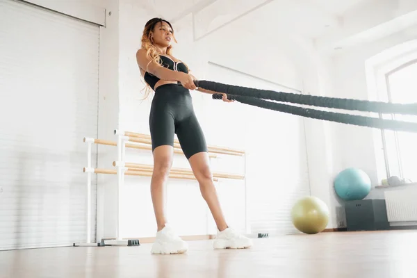 Una Mujer Fuerte Entrena Gimnasio Ejercicio Para Sistema Cardiovascular Resistencia — Foto de Stock