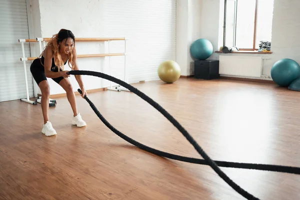 女人在明亮的健身室里做伸展身体的运动 运动体格 有氧运动训练燃烧热量 年轻时的健康生活方式 — 图库照片