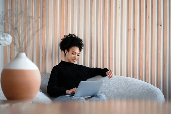 Una Donna Sul Posto Lavoro Ufficio Che Naviga Internet Designer — Foto Stock