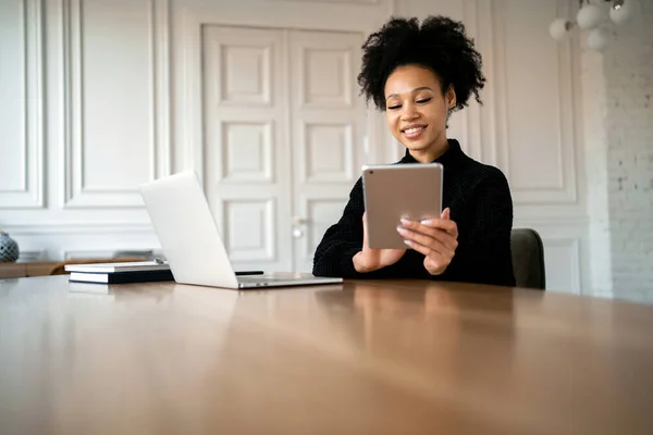 Designér Sebevědomé Pracoviště Pro Surfování Internetu Stylový Freelancer Pracuje Dálku — Stock fotografie