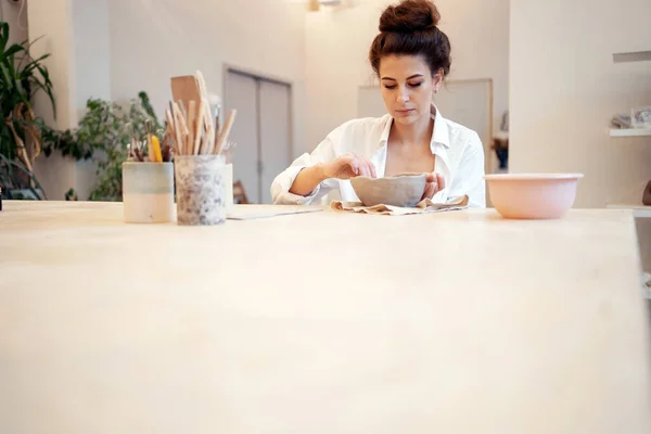 Vrouw Dol Het Maken Van Handgemaakte Kleiplaten Een Hobby Zenuwen — Stockfoto