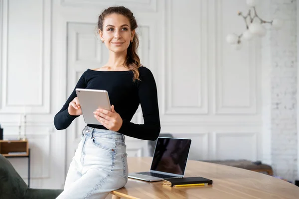 Finanziere Risponde Alle Email Dei Clienti Ufficio Lavoro Coworking Ritratto — Foto Stock