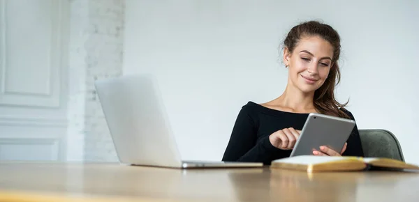 Blogger Lavora Ufficio Casa Una Donna Che Studia Online Sul — Foto Stock