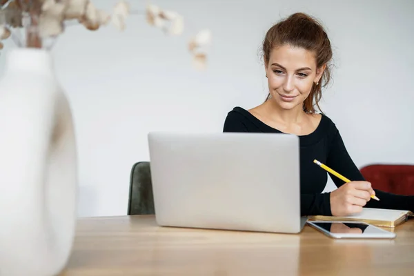 Estudante Sexo Feminino Treinamento Online Funcionário Escritório Trabalha Tablet Espaço — Fotografia de Stock